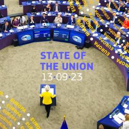 Foto von der letzten Rede zur Lage der Union. Das Plenum ist von oben zu sehen, während Präsidentin von der Leyen ihre Rede hält.