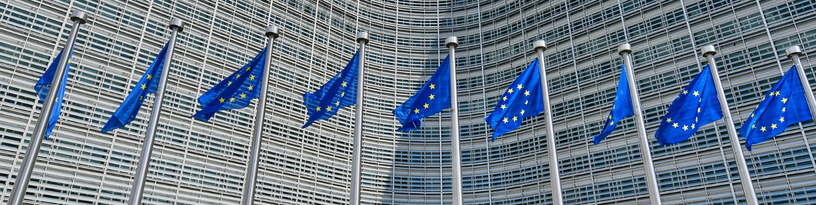 Mehrere EU-Flaggen vor dem Berlaymont-Gebäude in Brüssel