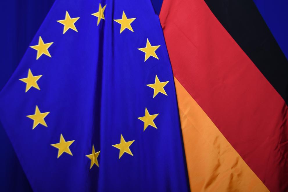 Die deutsche neben der europäischen Flagge