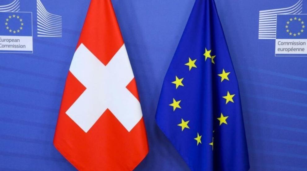 Flagge der Schweiz und der EU.