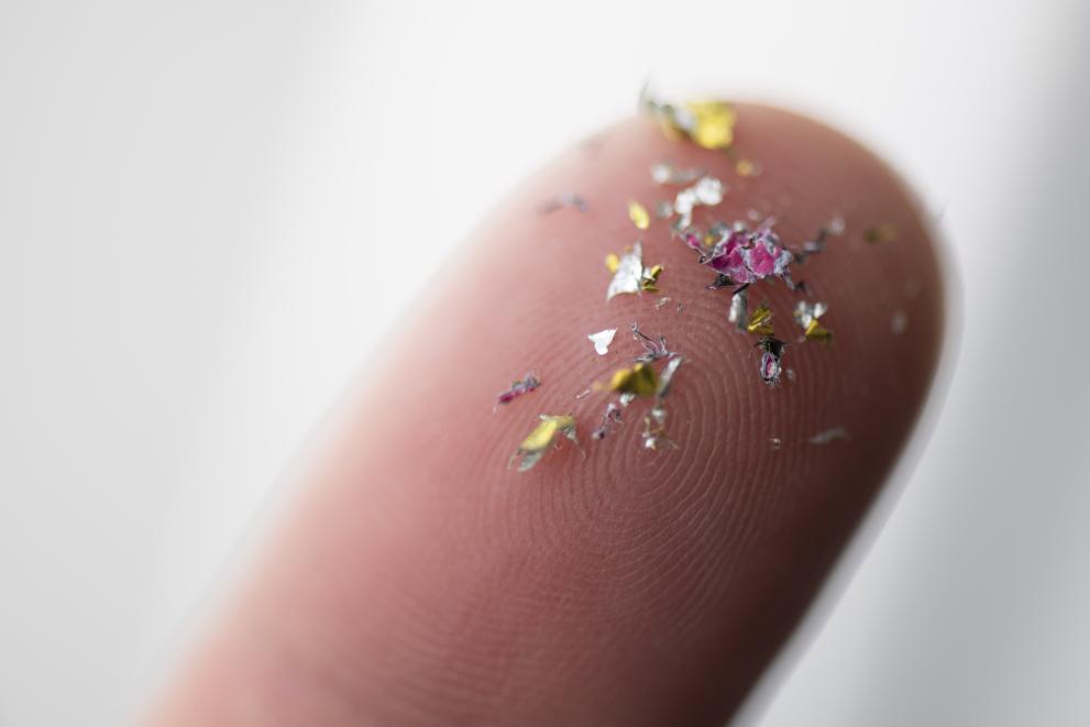 Mikroplastik auf einer Fingerkuppe