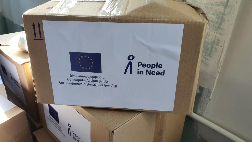 Mehrere Kisten aus Pappkarton mit EU-Flagge