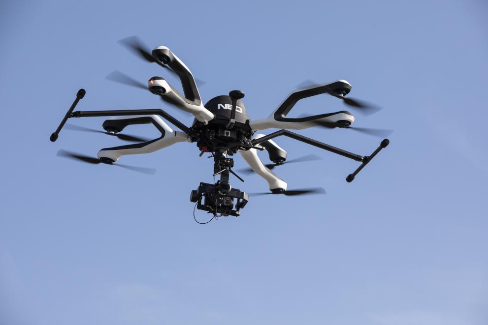 Zivile Drohne mit Kamera in der Luft