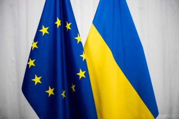 Zu sehen sind zwei Flaggen, die der EU und der Ukraine.