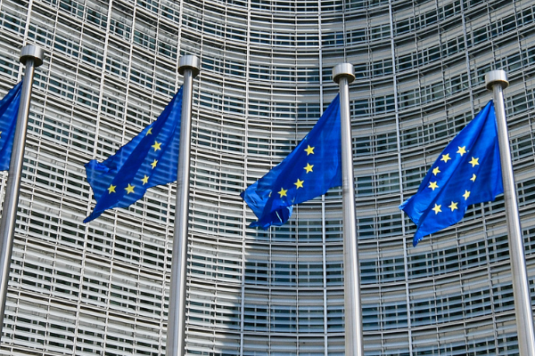 Mehrere EU-Flaggen vor dem Berlaymont-Gebäude in Brüssel
