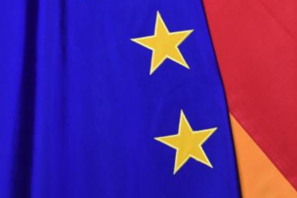 EU-Flagge und Deutschland-Flagge nebeneinander